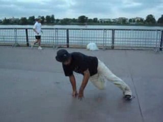 Funkyhousbreaker trainning sur les quais à Bordeaux