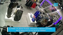 La Plata: en pleno festejo, mecheras robaron prendas de la Selección en un local de Adidas