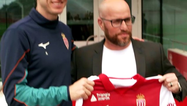Filipe Luis pose avec ses nouvelles couleurs