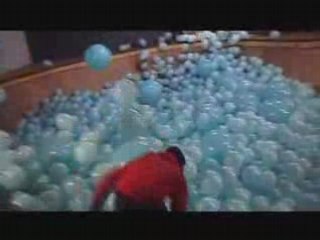 Skate dans une piscine remplie de ballons