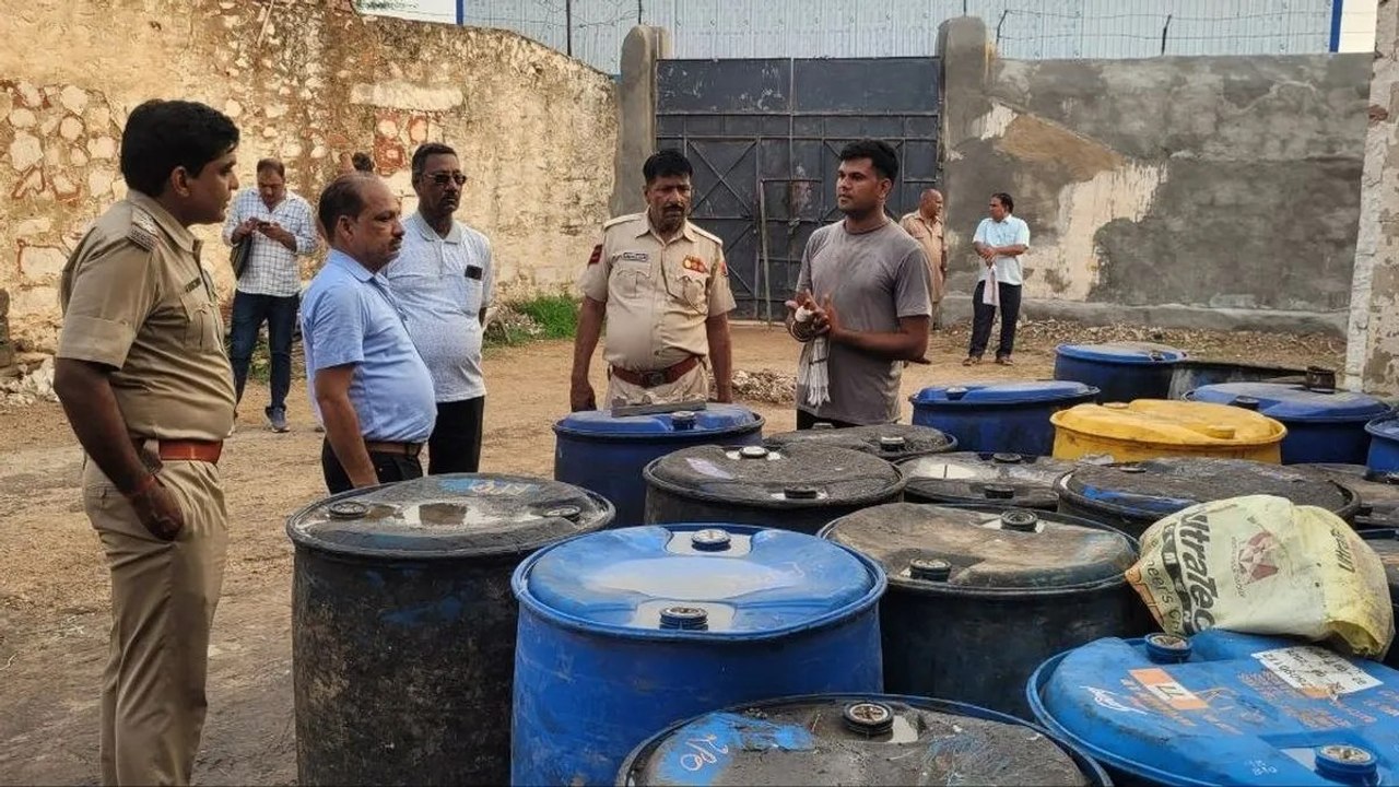 नागौर के भडाणा में खाद्य तेल फैक्टरी पर छापा, 12 हजार लीटर से अधिक तेल सील