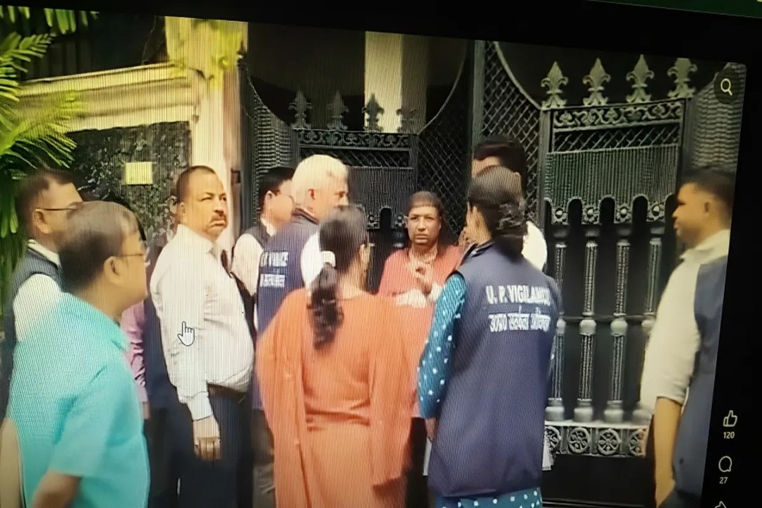 अलमारियों से निकले नोट, घर में मिला सोने का खजाना,पूर्व ARTO के यहां 35 करोड़ की संपत्ति