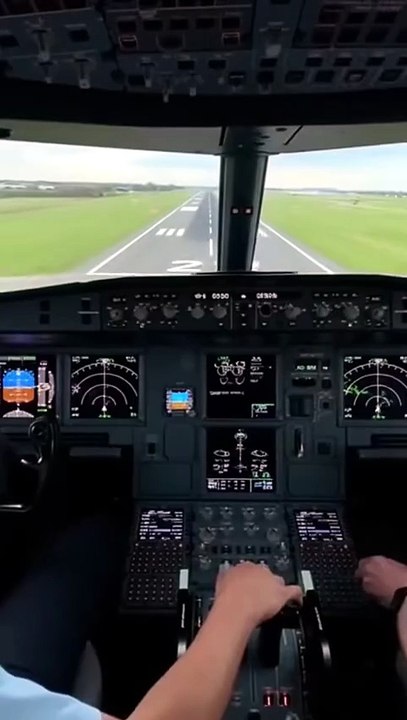 “Runway Chaos in Daylight   Emergency Crews Rush as Plane Slams Down” #EmergencyLanding #AirportDrama #AviationFootage #RunwayChaos #RealLanding