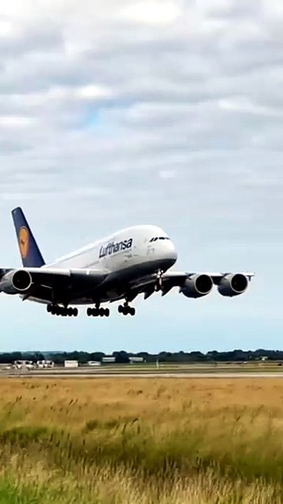 “Runway Chaos in Daylight   Emergency Crews Rush as Plane Slams Down” #EmergencyLanding #AirportDrama #AviationFootage #RunwayChaos #RealLanding