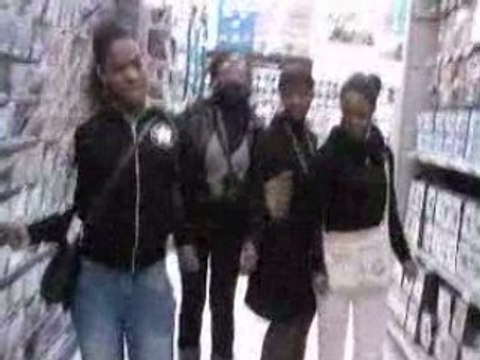 A CARREFOUR AVC MIMI MARIAME ORPHELIA ET JASMINE