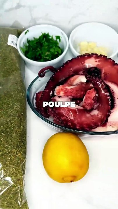 🇬🇷 Préparation du Poulpe a la Greque. On va laisser mariner tout ça 24 heures. Origan grec, a.mp4