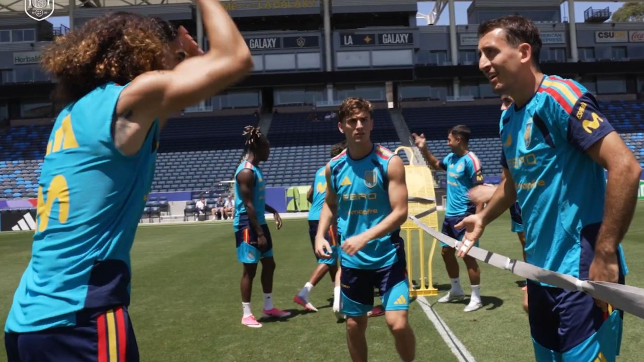 España se lo pasa en grande jugando al fútbol-tenis antes del duelo contra Bélgica