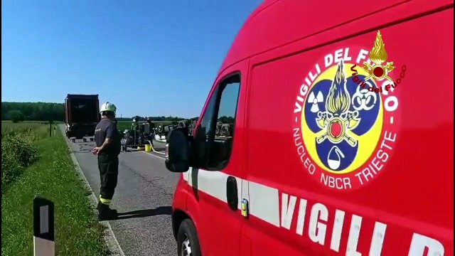 Udine, autocisterna piena di benzina si ribalta: l'operazione di travaso dei Vigili del Fuoco