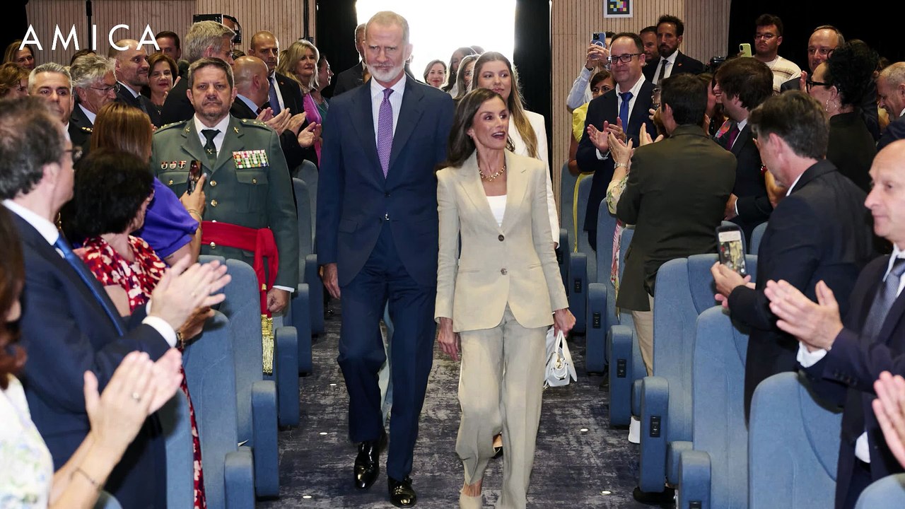 Tailleur di lino con le espadrillas: Letizia di Spagna rilancia il perfetto office look estivo
