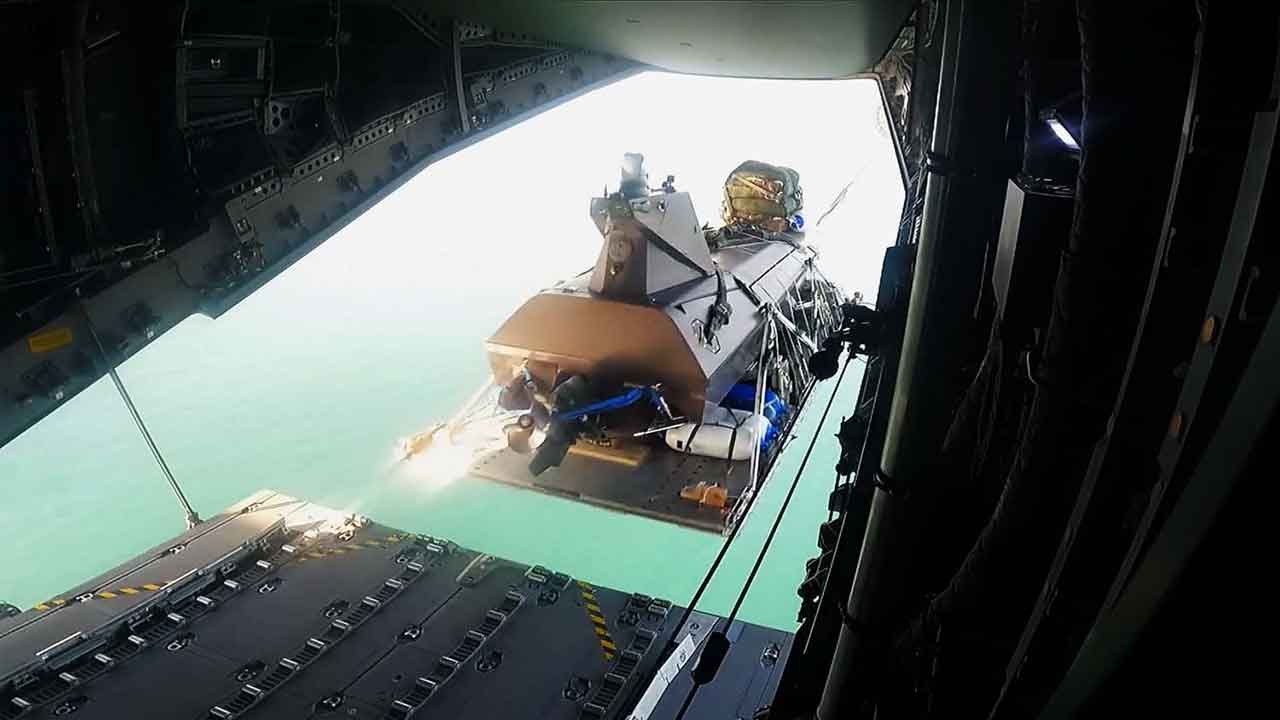 Royal Navy testet Luftabwurf eines unbemannten Bootes von einer A400M