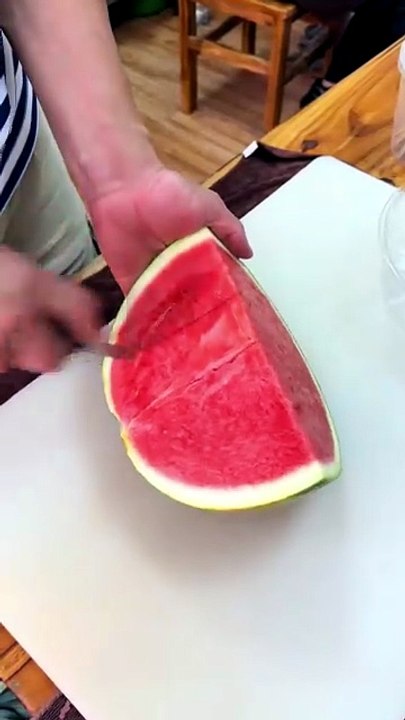 The best way to cut a watermelon, a professional method