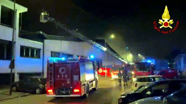 Incendio deposito Bartolini a Milano, coinvolti 8mila metri quadrati di superficie - Video