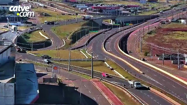 Câmera flagra acidente entre Fiat Uno e caminhão no Trevo Cataratas