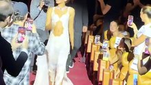 Zendaya fait son entrée sur scène à la première de « L'Odyssée » à Paris !