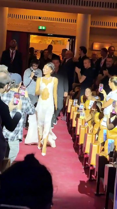 Zendaya fait son entrée sur scène à la première de « L'Odyssée » à Paris !