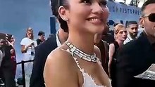 Zendaya salue ses fans à la première de « L'Odyssée » à Paris !