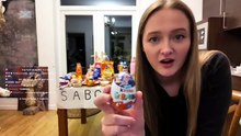 Elle teste un Kinder Surprise interdit aux US… et s’étouffe en direct