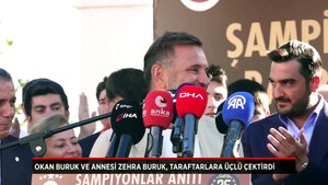 Okan Buruk ve annesi Zehra Buruk, Galatasaraylı taraftarlara üçlü çektirdi