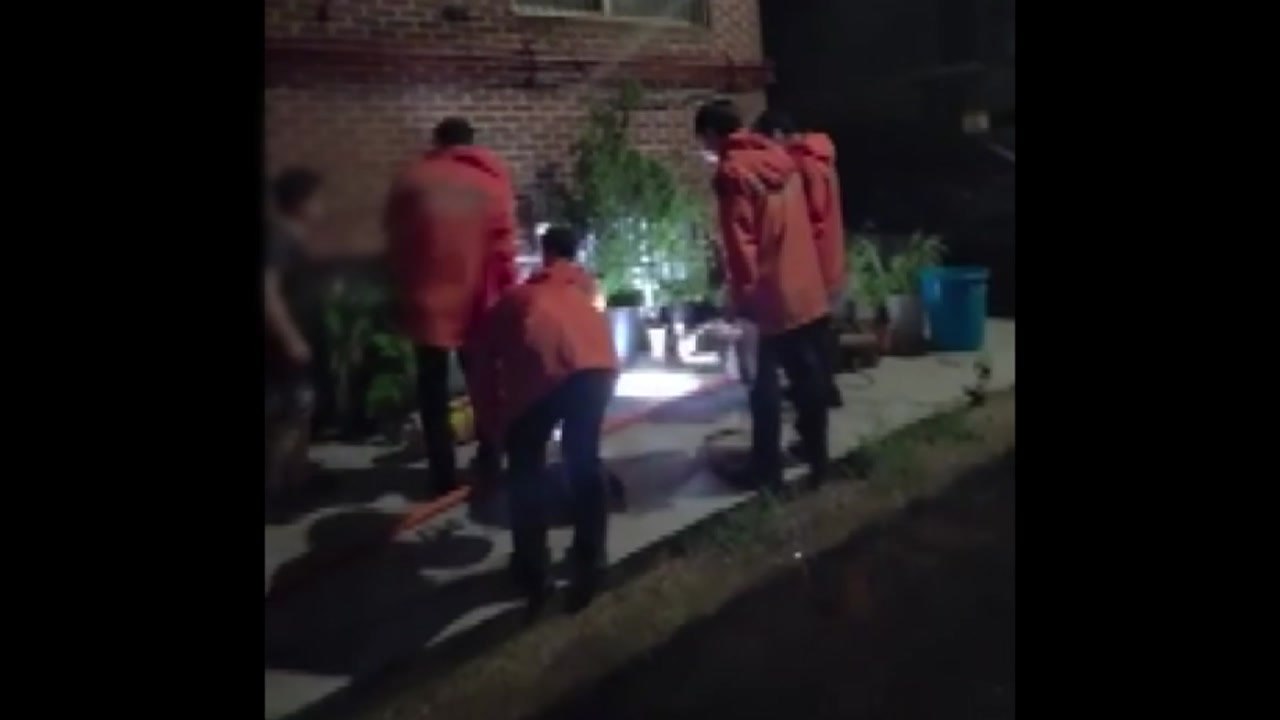 [제보영상 10일 1번] 반지하 침수에 소방 출동...배수펌프 점검 / YTN