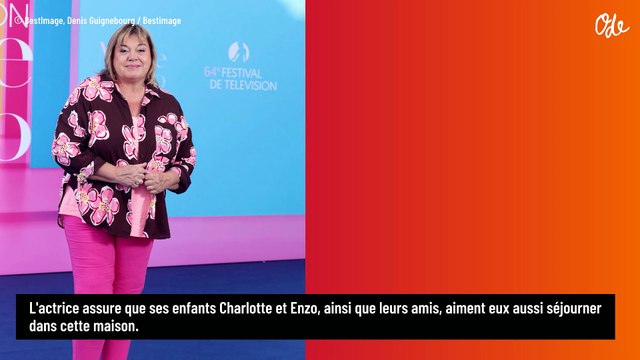 À 2H30 de Paris, Michèle Bernier possède une maison située au coeur de la nature, non loin d'une ville au passé tristement célèbre