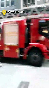 Incêndio atinge prédio na Rua dos Andradas, em Porto Alegre