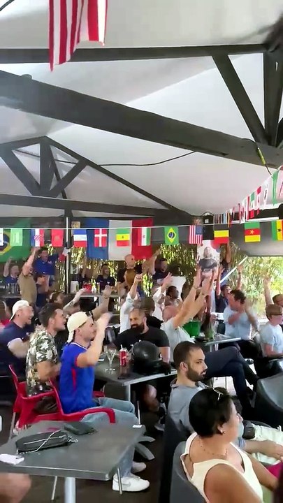 La joie des supporters au Break Club aprés le but de Dembélé contre le Maroc