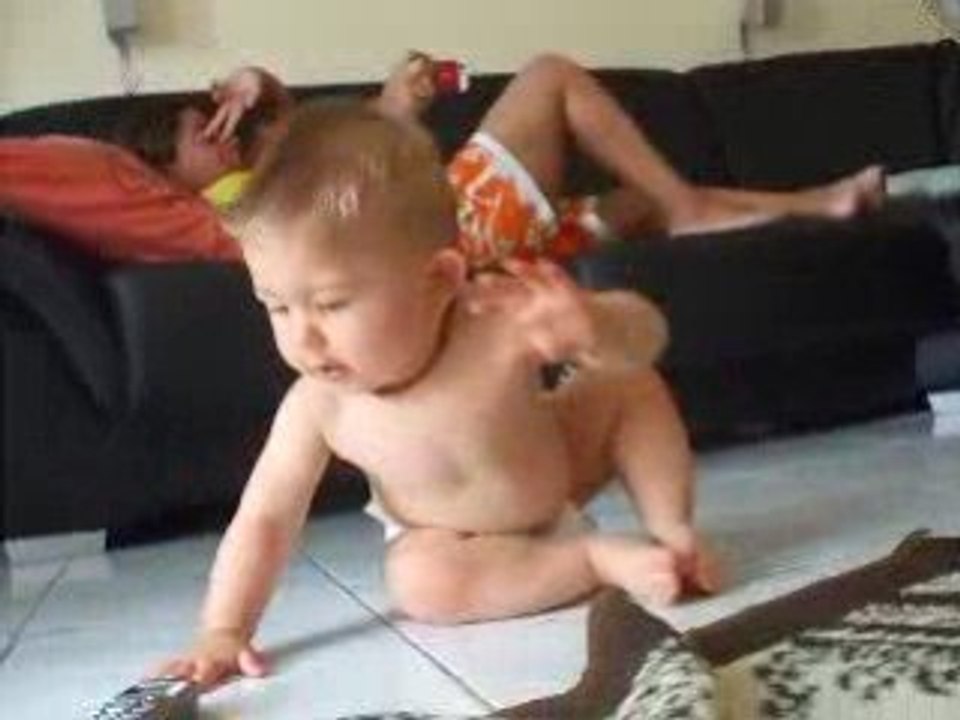 Mon fils ki marche a 4 pattes 2