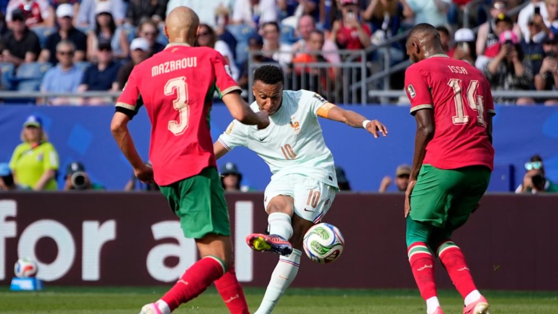 La rosca perfecta de Mbappé: de la frontal del área marroquí... a las semifinales del Mundial