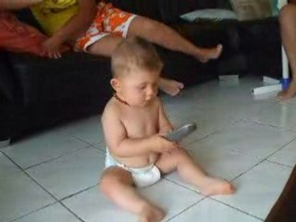 Mon fils ki marche a 4 pattes 3