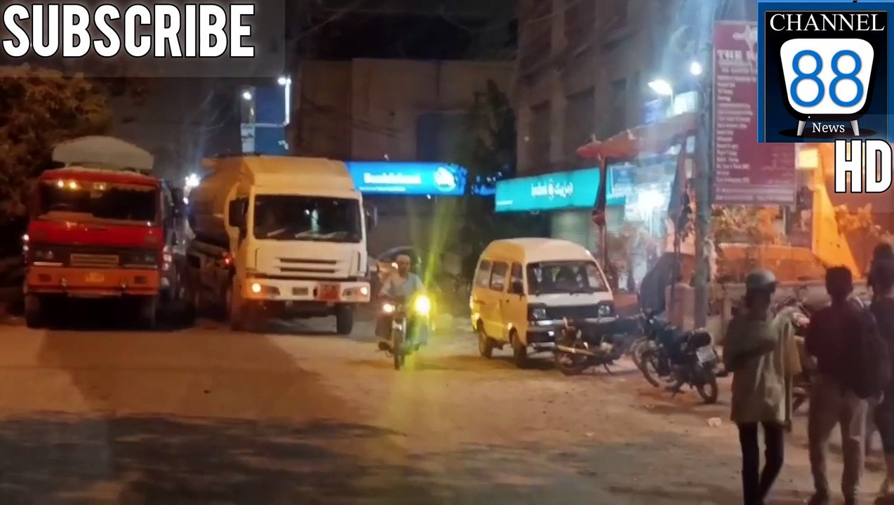 کراچی ینورسٹی میں دو سیاسی گروپوں میں تصادام کے بعد جماعت اسلامی کے سینکڑوں کارکنان نے ابوالحسن اصفانی روڈ بلاک کر دیا