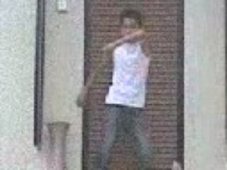 joy-joy teck devant la porte imitique