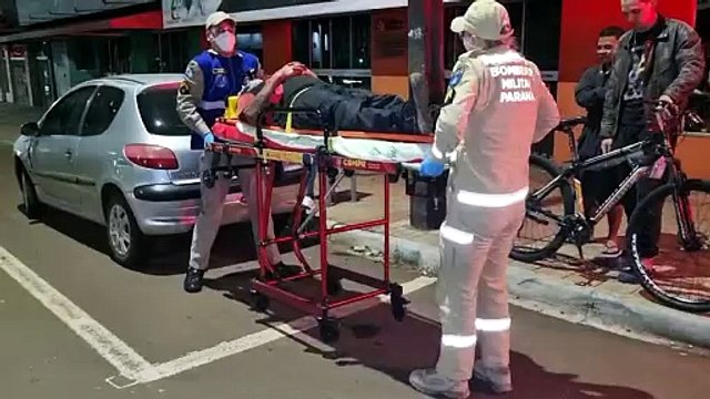 Ciclista fica ferido após sofrer queda na Avenida Carlos Gomes, em Cascavel