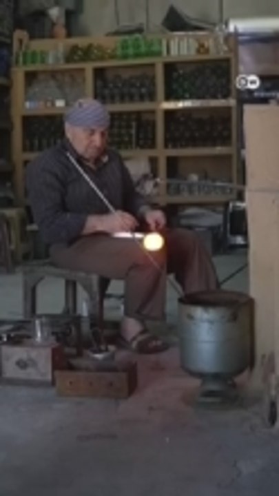 في أحد آخر معامل الزجاج اليدوي بدمشق، يواصل آل حلاق العمل بطرق تقليدية تعود لقرون. لكن الحرب وارتفاع تكاليف الإنتاج يهددان استمرار واحدة من أقدم الح
