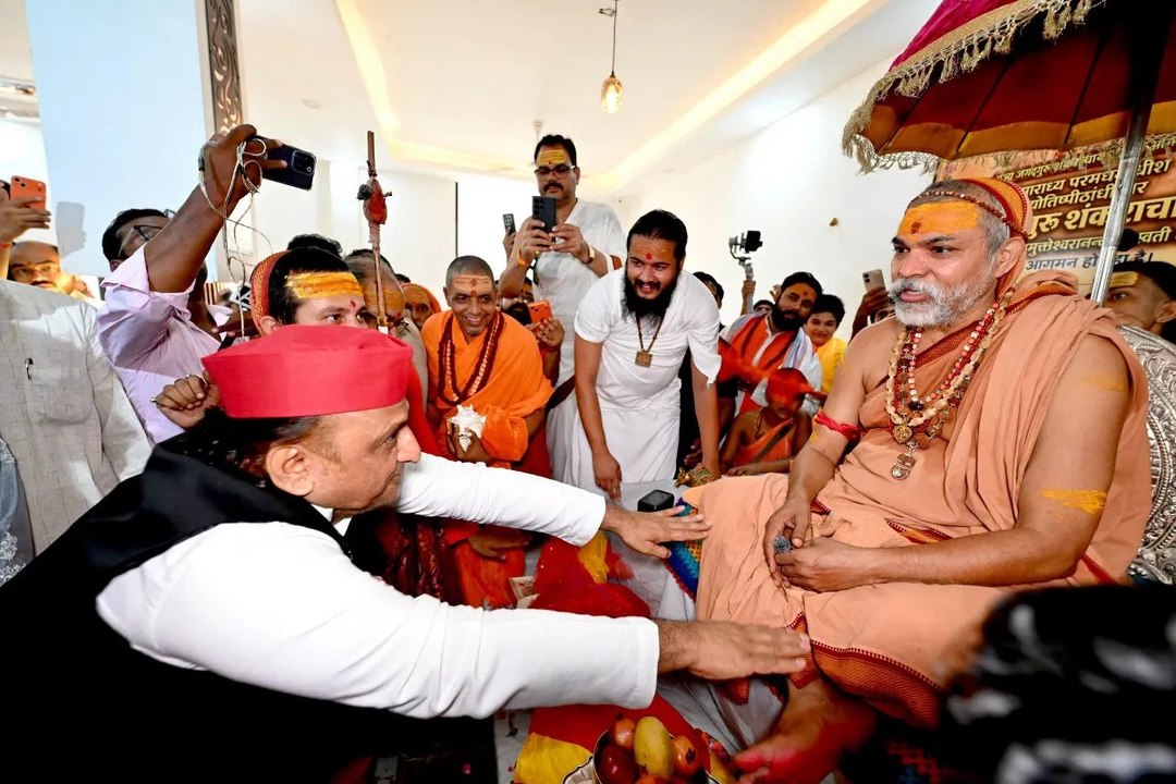 सपा कार्यालय के बाहर ‘सनातन ही समाजवाद है’ पोस्टर से मचा सियासी बवाल, 2027 को लेकर बड़ा संदेश