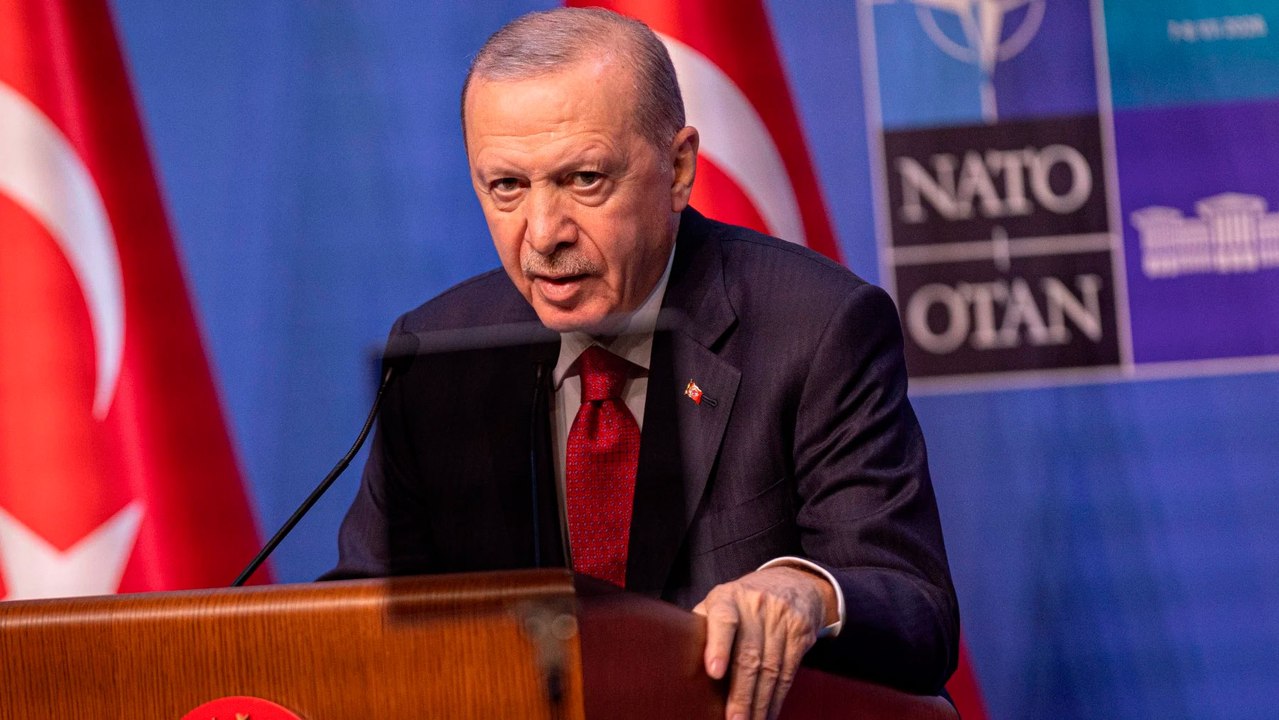 Erdogan sorprende a los líderes de la OTAN con un peligroso regalo de despedida: un revólver con munición real