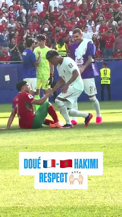 Doué réconforte Hakimi à la fin de France - Maroc