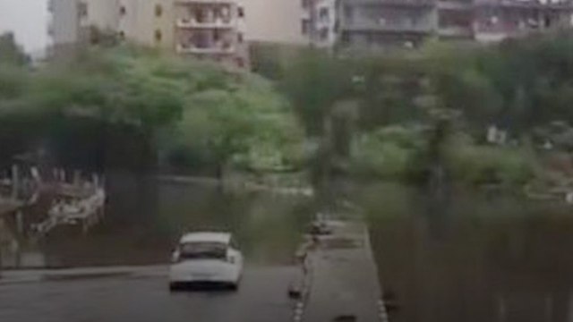 दिल्ली में बारिश थम गई लेकिन ,गाजीपुर पूरी तरह जलमग्न है