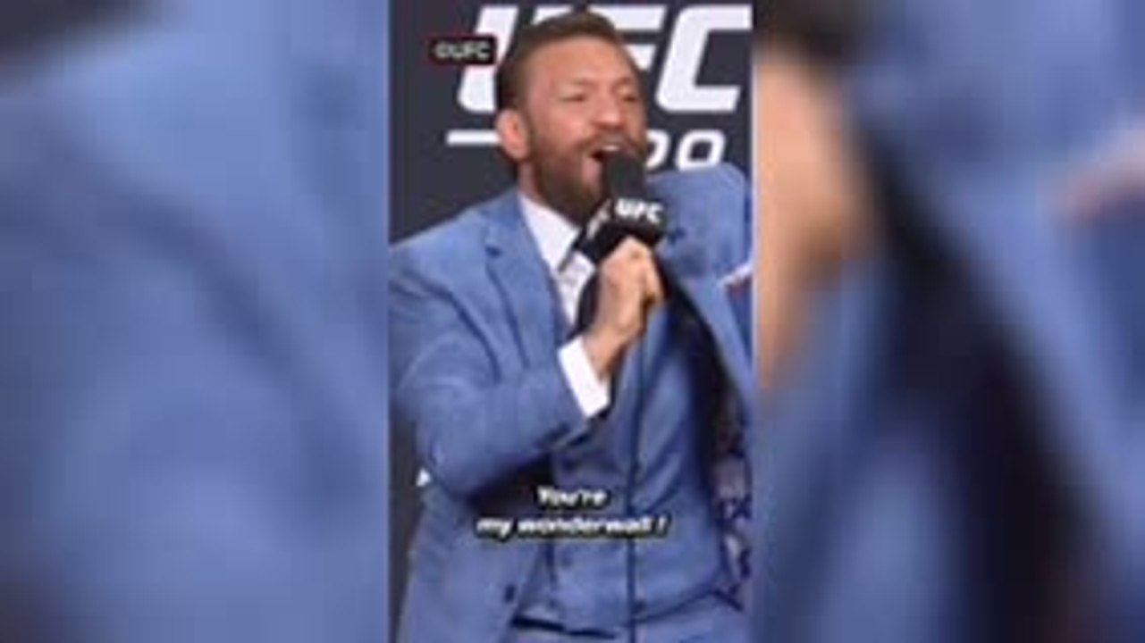UFC 329 - McGregor fait le show et chante 'Wonderwall' en pleine conférence de presse