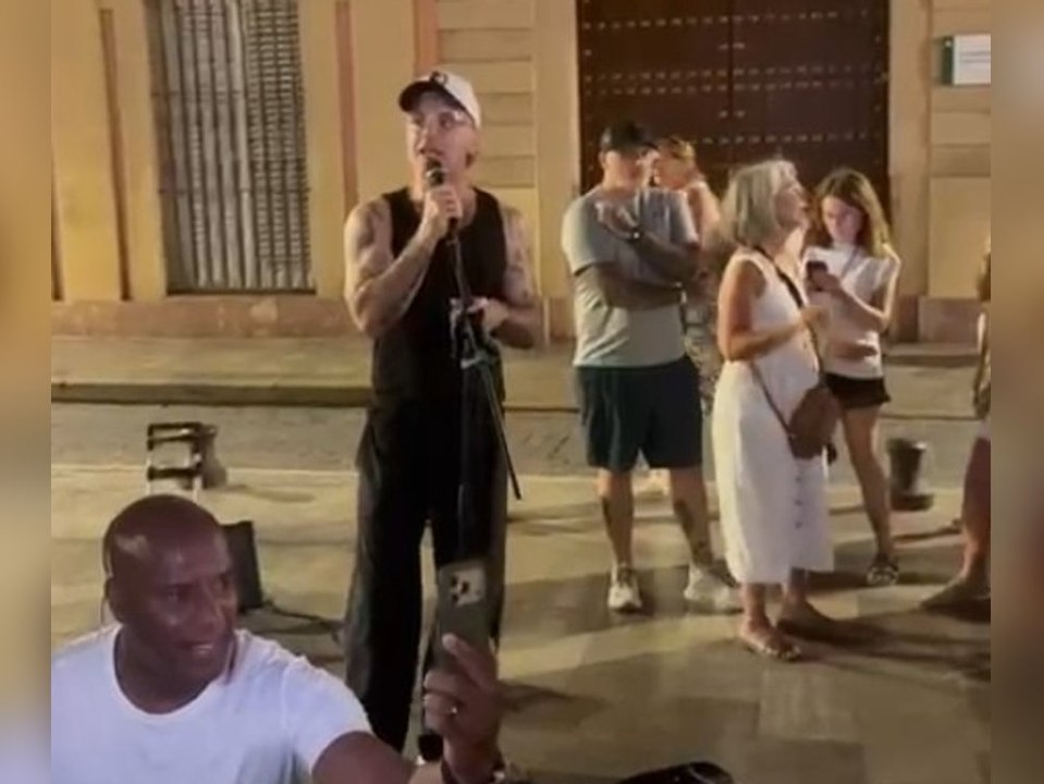 Spontanes Straßenkonzert: Robbie Williams singt 'Angels' mit Fans