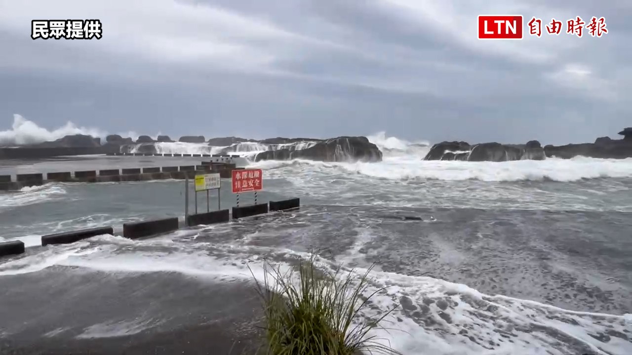 台東成功風勢加大  3樓高巨浪「石雨傘」屹立不搖