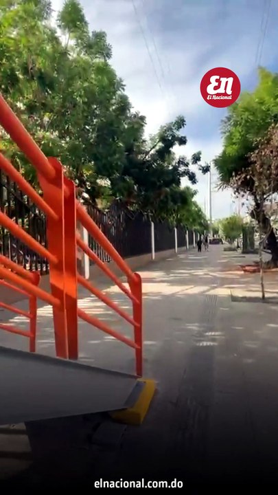 Ni un puente rehabilitado cambia el hábito del peatón de cruzar entre carros en la Ortega y Gasset