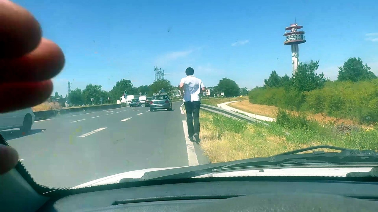 Il plante un drapeau algérien en France, ça tourne mal.