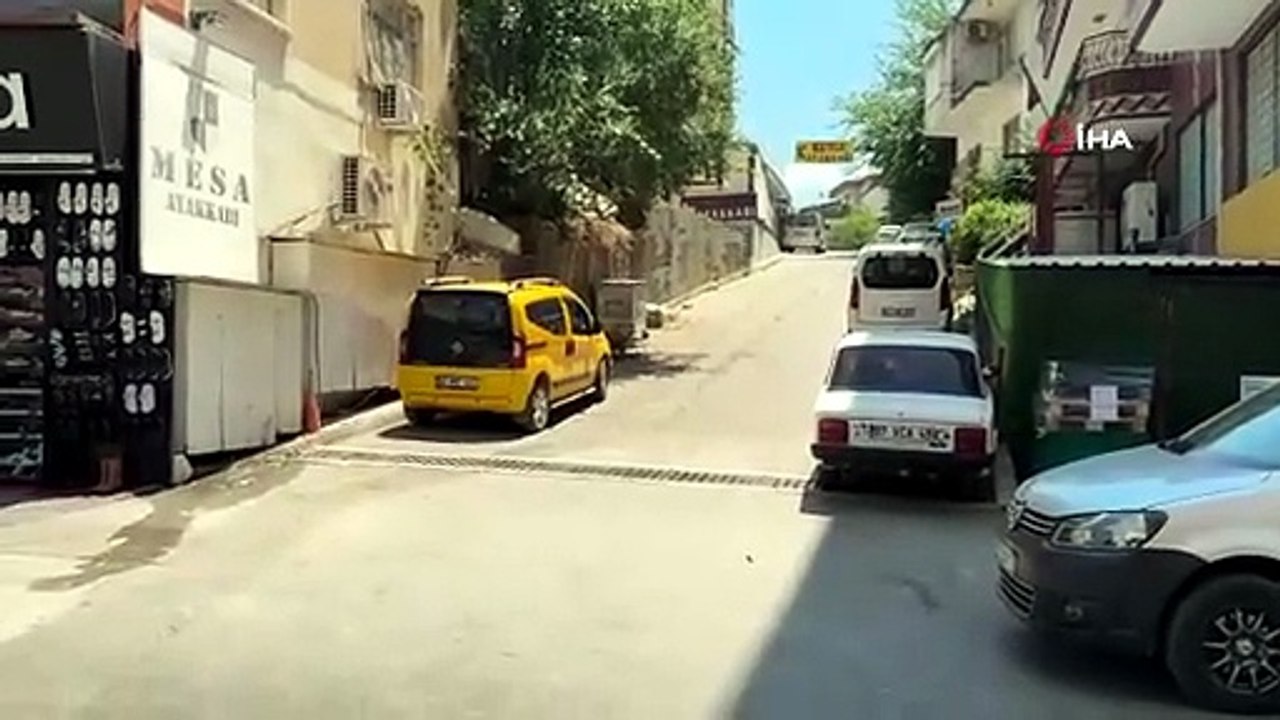 Kontrolden çıkan çöp konteyneri caddeye dalıp araca çarptı