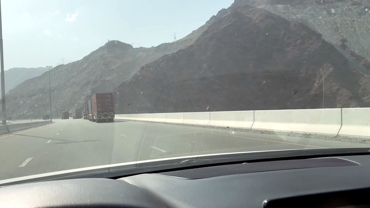Des camions sur la route de Fujairah à Dubaï, le 24 juin 2026