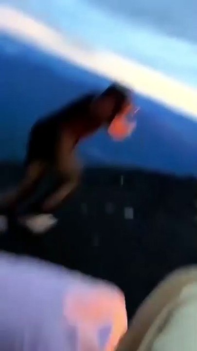 Volcán de Fuego erupts raining lava rock down on tourists 🇬🇹