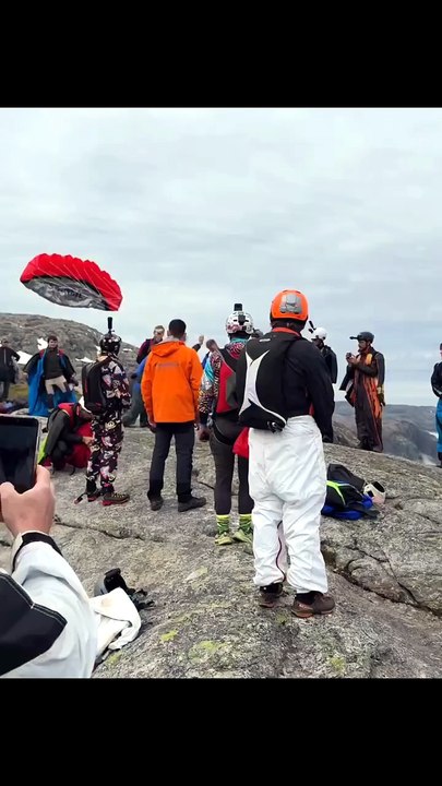 BASE jumpers testing parachutes 😱