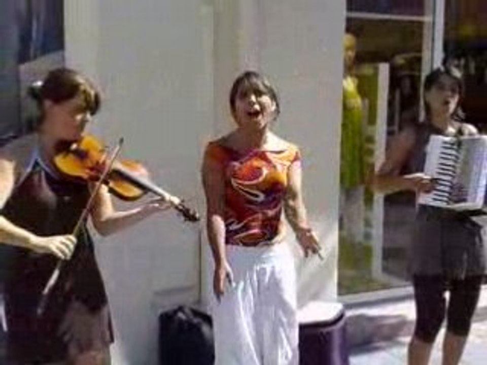 Les trois chanteuses au Marché de Dijon