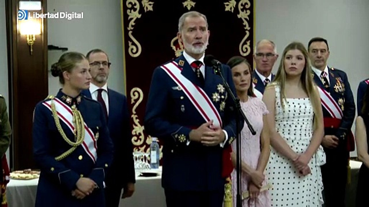 Minuto de silencio y solemne gesto de Felipe VI por las víctimas del incendio en Almería