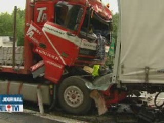 Accident comprenant 3 camoin E411 Bierges.