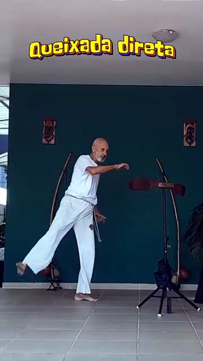 Movimentos de capoeira tradicional: Queixada de dentro (direta), cocorinha, corta capim, bsnd de costas e asfixiante